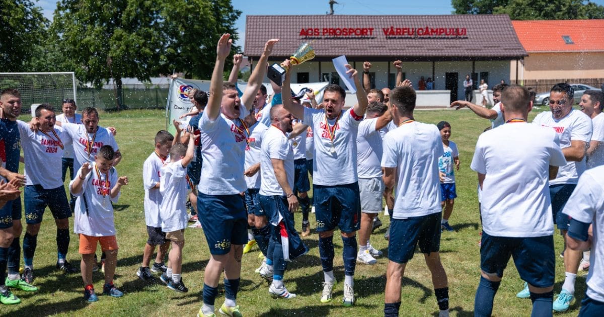 Luci a ridicat trofeul care a confirmat ceea ce știam încă din Sâmbăta Paștelui: Pro Sport Vârfu Câmpului este noua campioana stagiunii 2023/24 din Liga a IV-a!